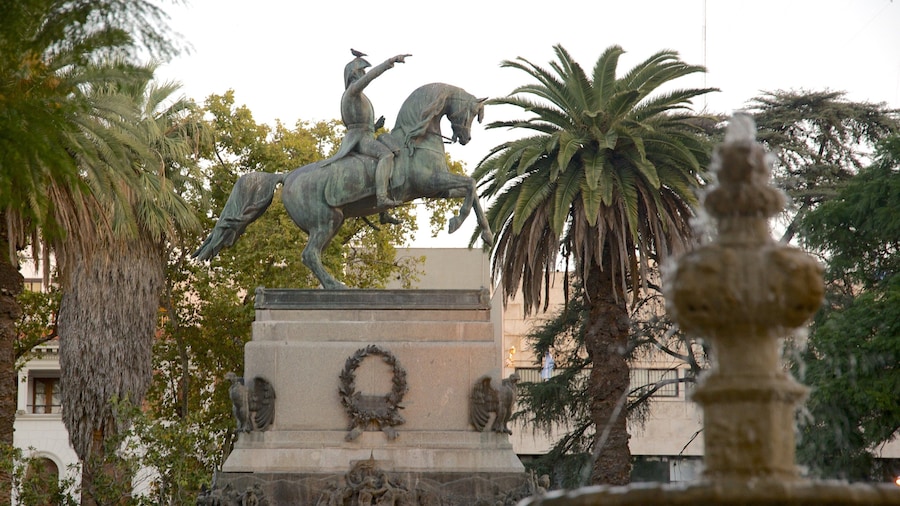 サン マルチン広場 どの含み 像あるいは彫刻