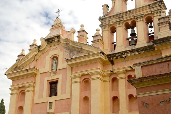 Karmeliittaluostari johon kuuluu uskonnolliset kohteet