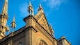 Una iglesia histórica de arquitectura gótica, con arcos apuntados y detallados relieves de piedra.