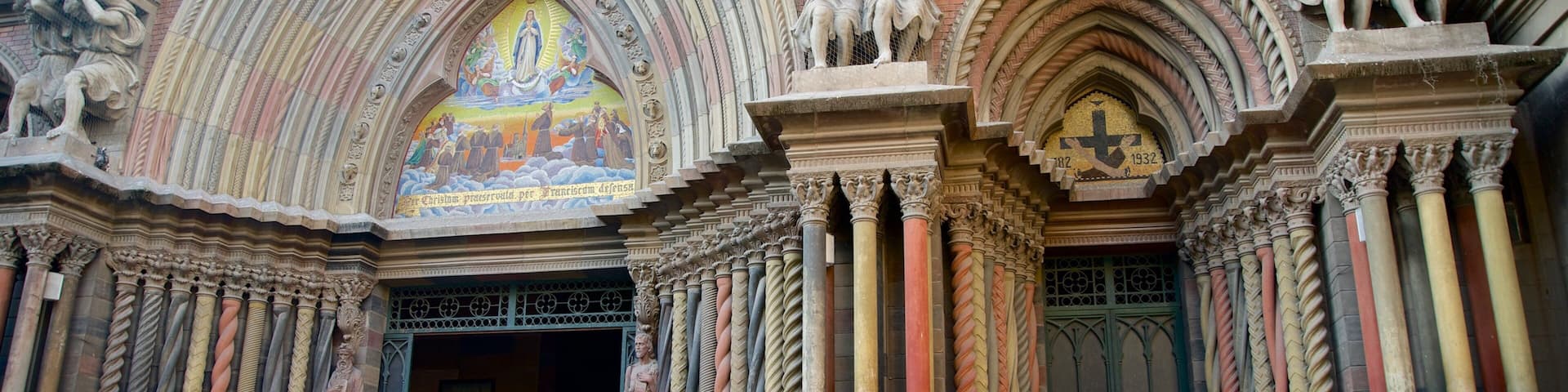 Sagrado Corazón-kirken som viser historiske bygningsværker, religiøse elementer og en kirke eller en katedral