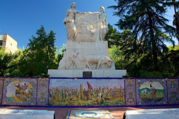 Plaza España welches beinhaltet Statue oder Skulptur, Outdoor-Kunst und Park