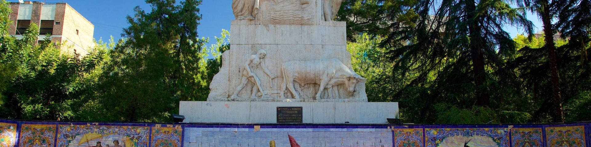 Praça da Espanha mostrando arte ao ar livre, uma eståtua ou escultura e um jardim