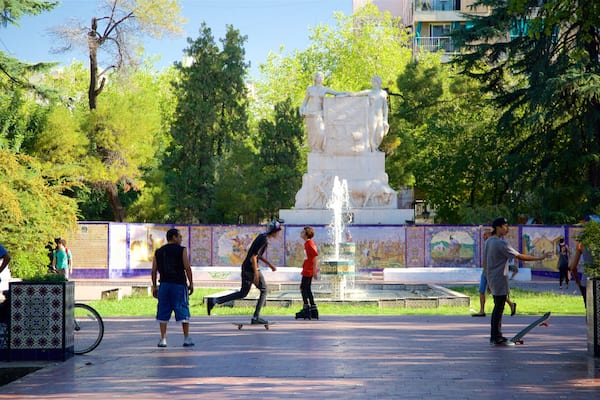 Plaza España das einen Park und Springbrunnen sowie große Menschengruppe