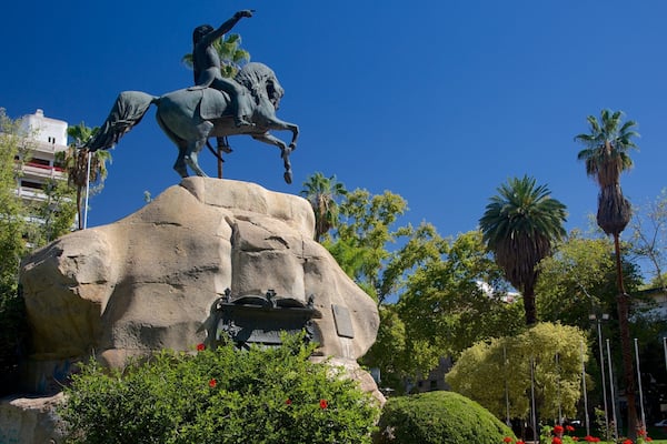 Plaza San Martín welches beinhaltet Statue oder Skulptur