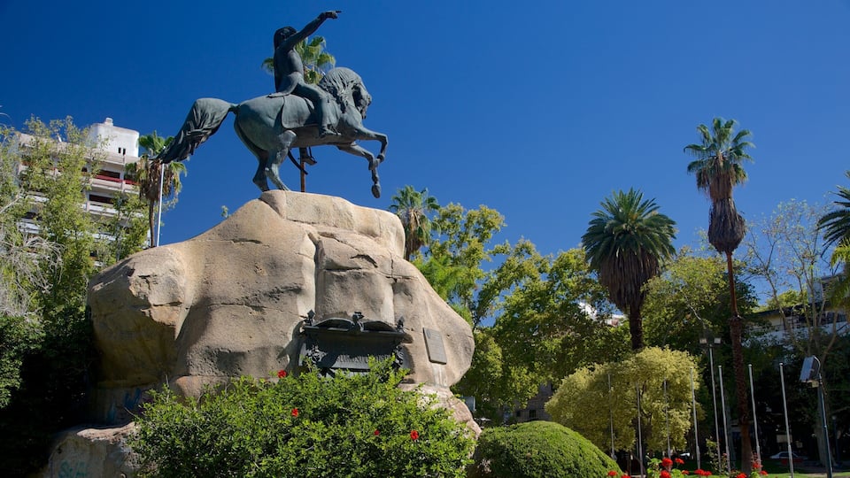 San Martin Square which includes a statue or sculpture