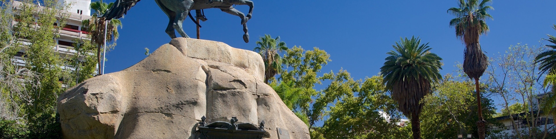 Plaza San Martín mostrando uma estátua ou escultura