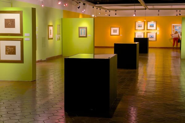 Det Kommunale Museum for Moderne Kunst som viser kunst og interiør