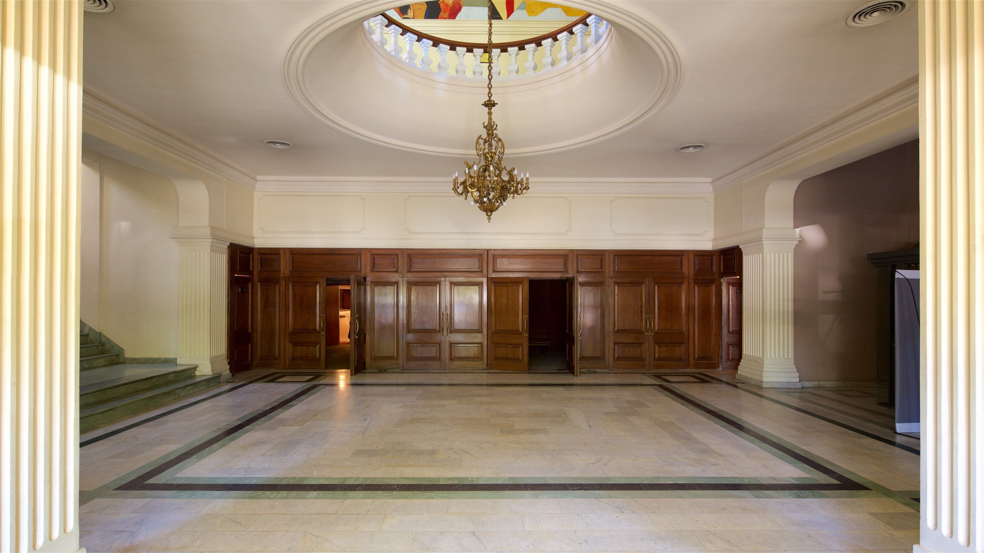 Teatro Independencia que incluye arquitectura moderna y vista interna