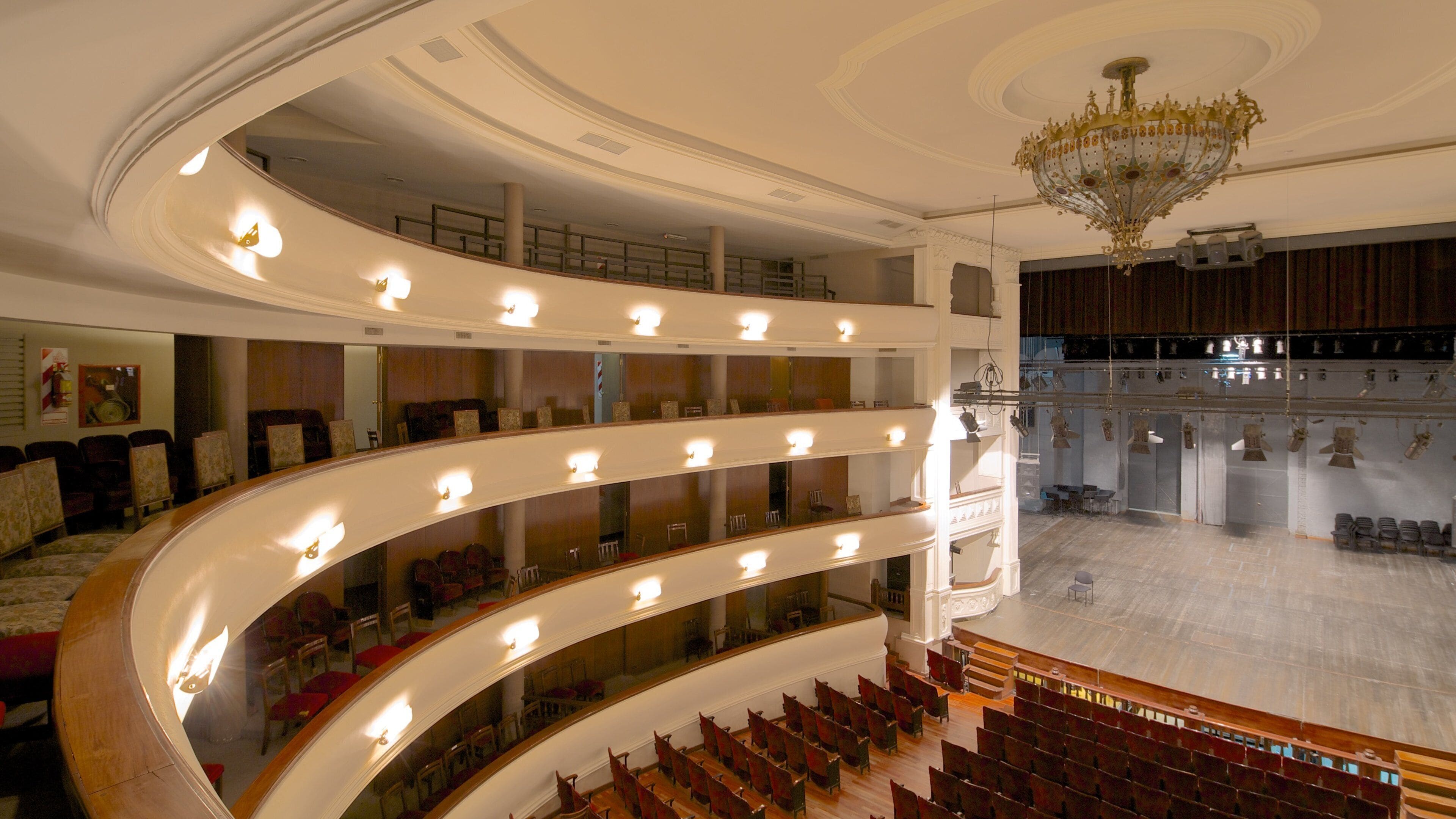 Teatro Independecia featuring theater scenes and interior views