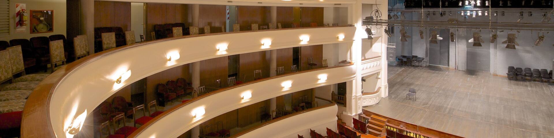 Teatro Independecia featuring theater scenes and interior views