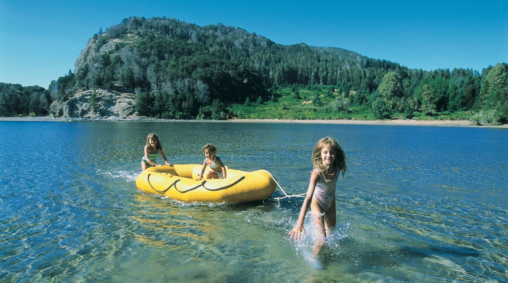 Nahuel Huapi nasjonalpark som inkluderer båter og innsjø i tillegg til barn