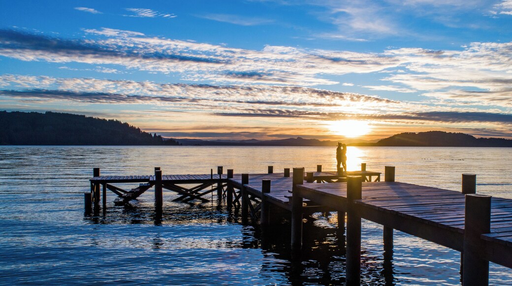 Este lugar es genial para conseguir una excelente luz de amanecer. Hay que llegar caminando desde la costa del lago Nahuel Huapi, frente a la peninsula San Pedro.