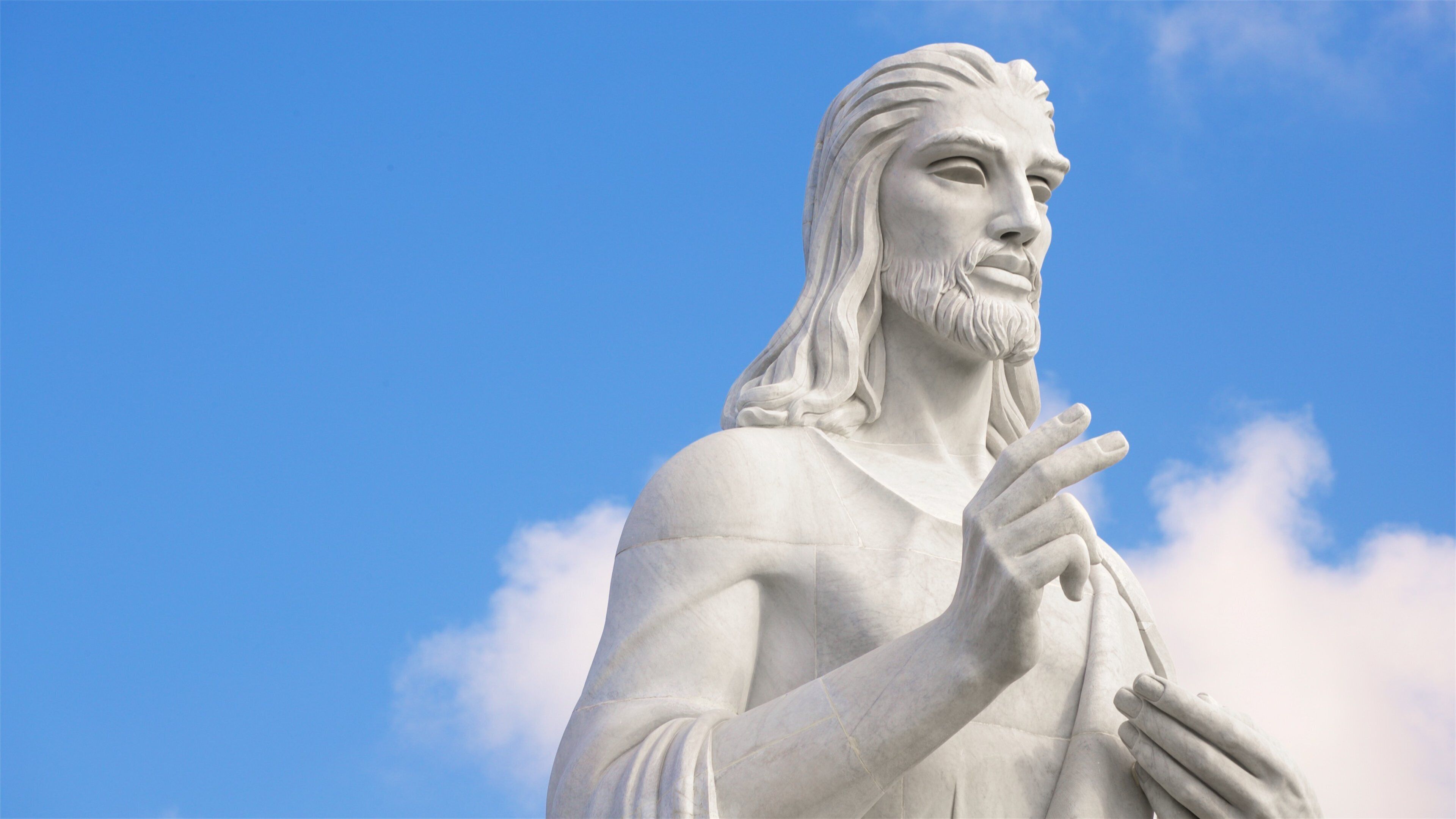 Cristo de La Habana showing a statue or sculpture and a monument