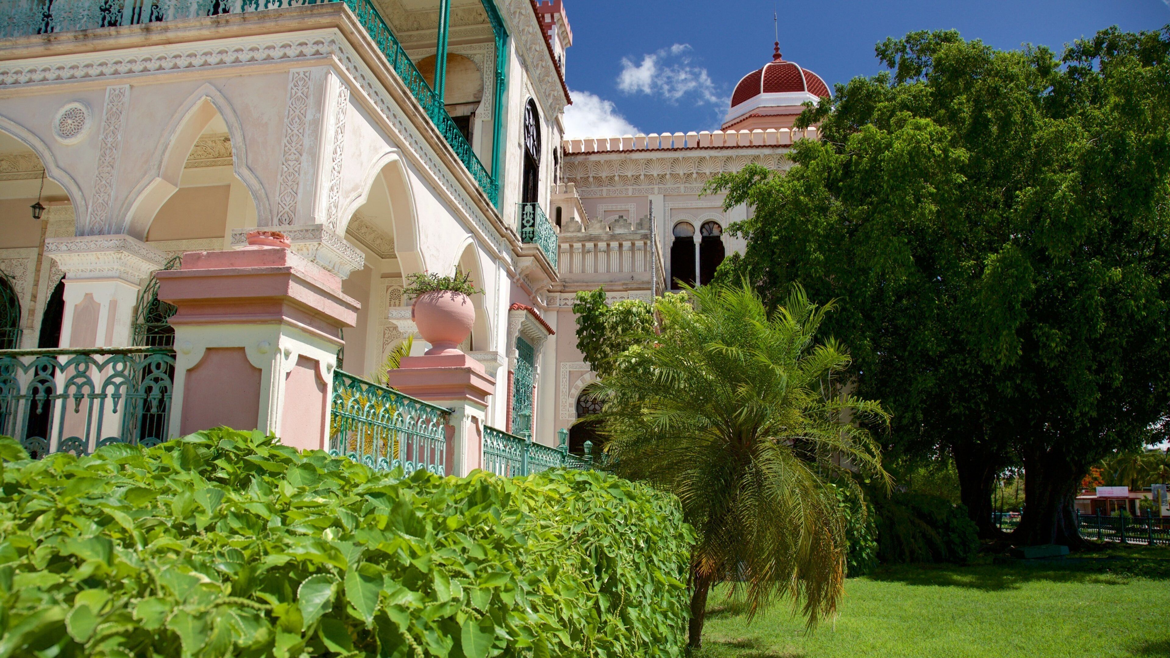 Cienfuegos toont een park, kasteel of paleis en historisch erfgoed