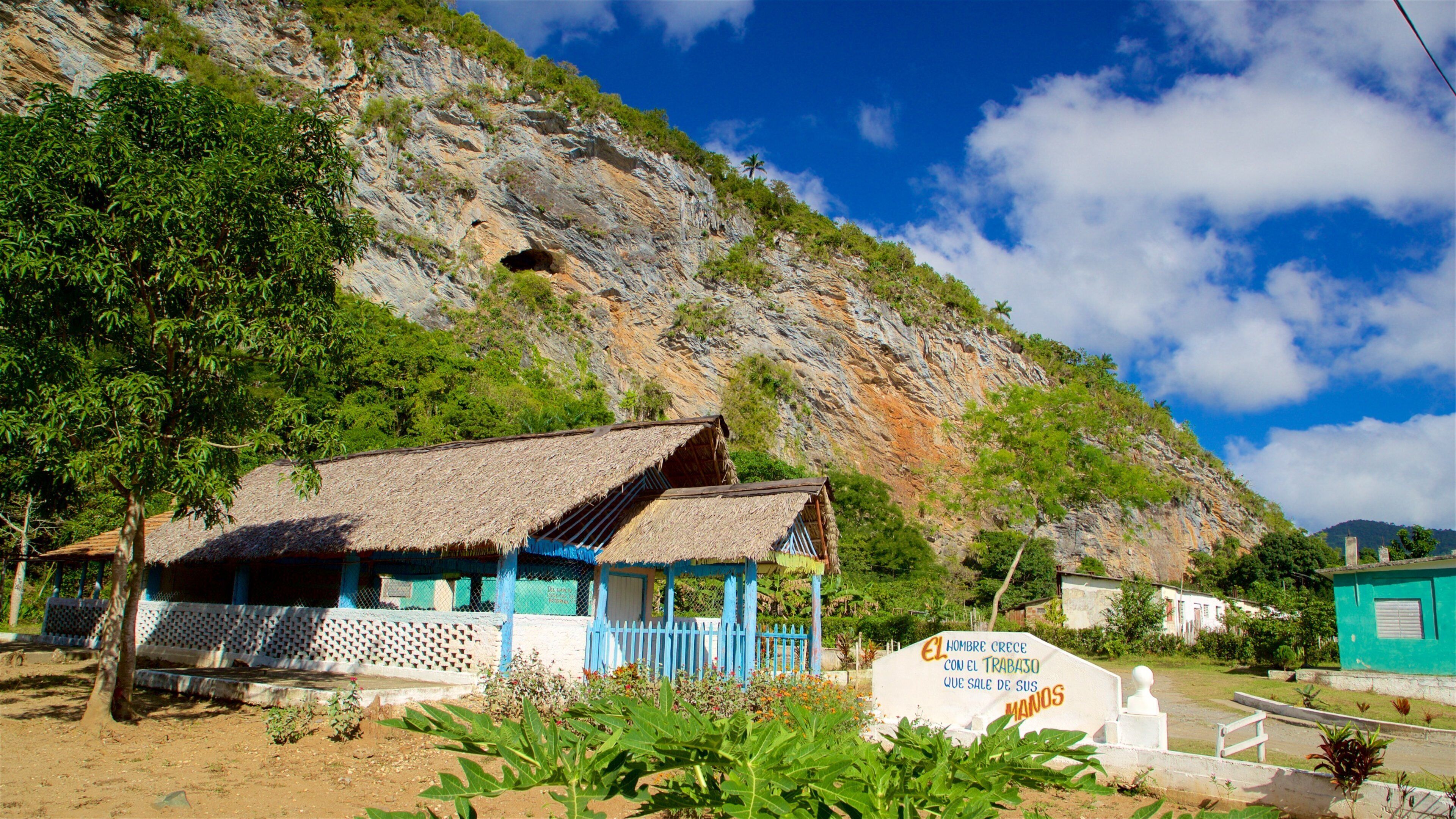 Topes de Collantes National Park 其中包括 寧靜風景, 小鎮或村莊 和 指示牌