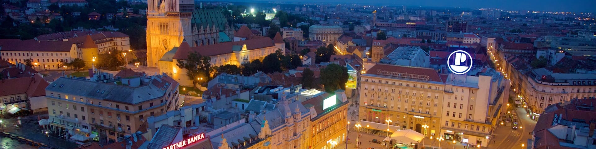 Plaza de Ban Jelacic mostrando escenas de noche y una ciudad