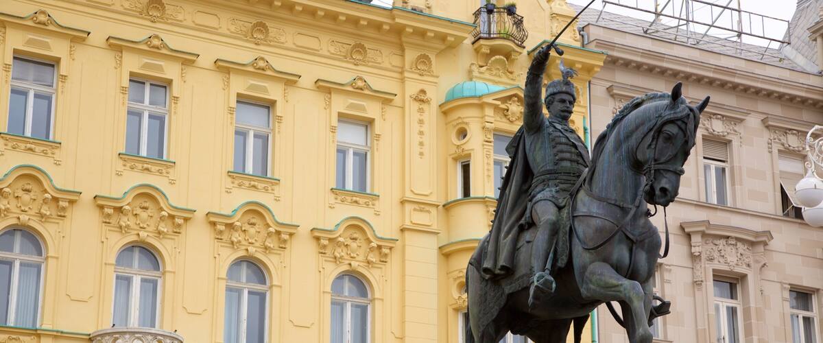 Ban Jelacic Square showing heritage architecture, a statue or sculpture and a square or plaza