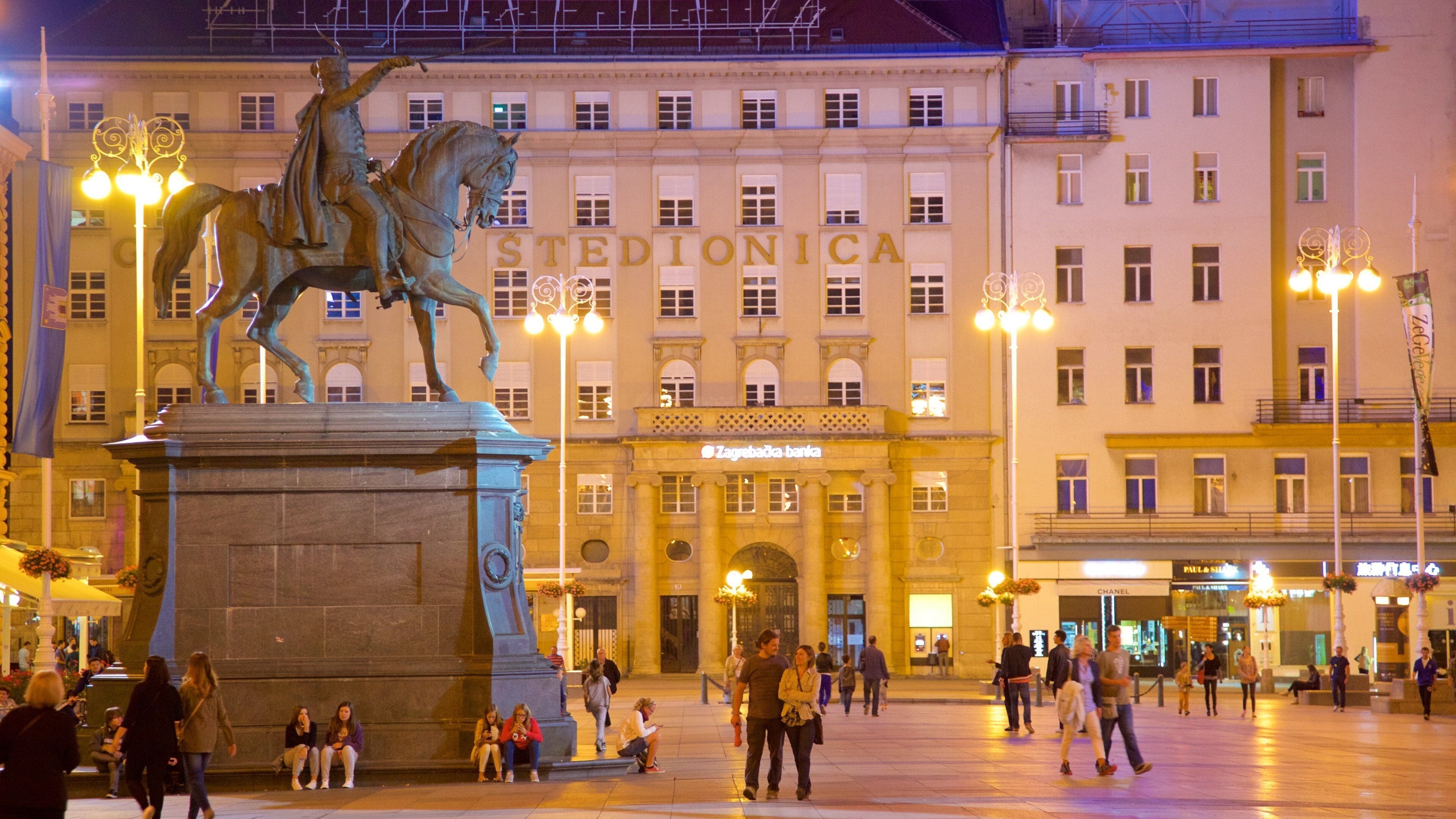 옐라치치 광장 을 보여주는 문화유산 건축, 광장 과 야경