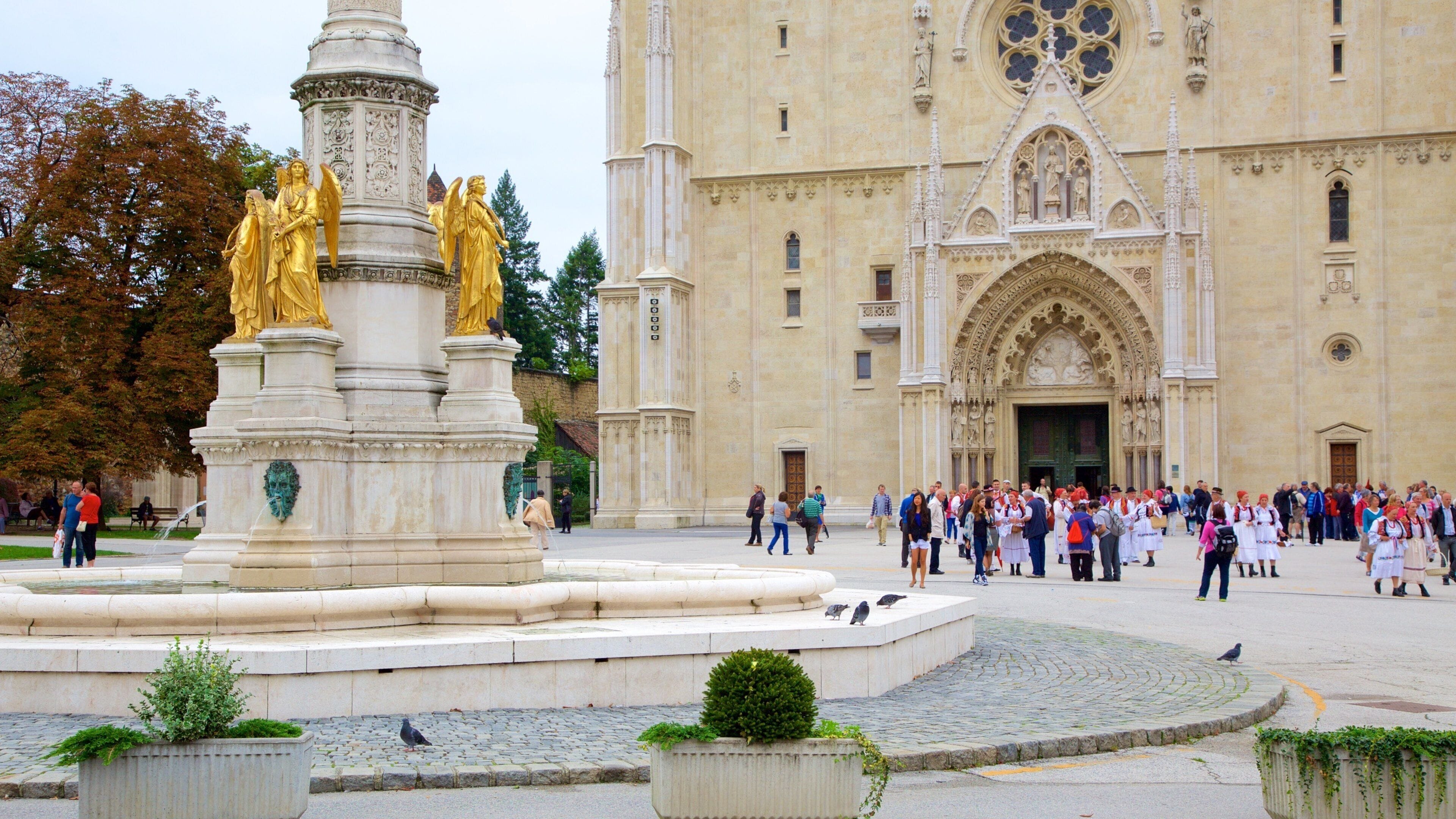 Catedral de Zagreb que incluye una iglesia o catedral y una estatua o escultura