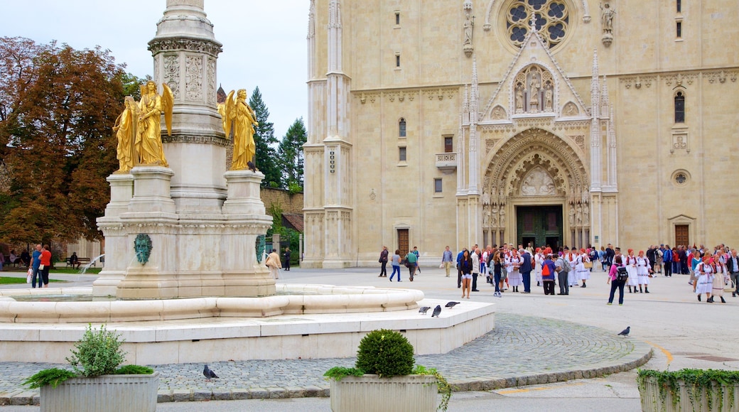 Catedral de Zagreb que incluye una iglesia o catedral y una estatua o escultura