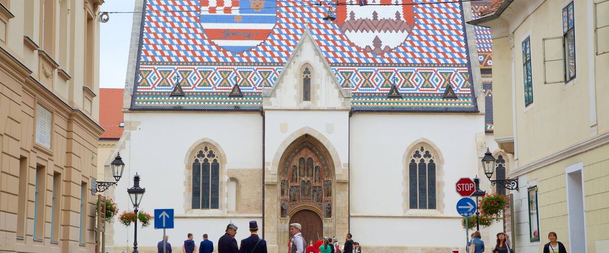 Nhà thờ St. Mark có tính năng nhà thờ cũng như nhóm nhỏ