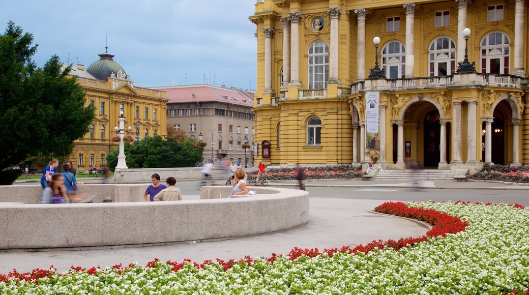 Det kroatiske nasjonalteatret som viser historisk arkitektur i tillegg til en liten gruppe med mennesker