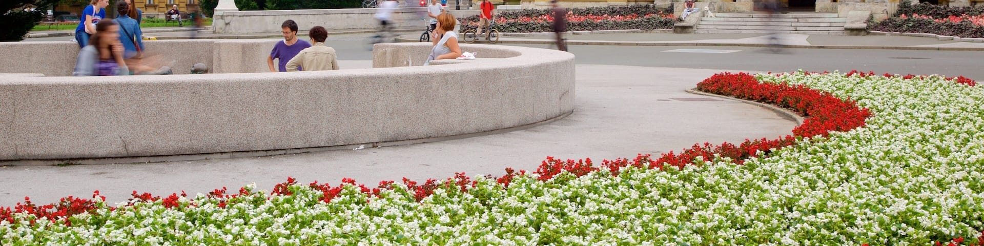 Croatian National Theatre mettant en vedette patrimoine architectural aussi bien que petit groupe de personnes