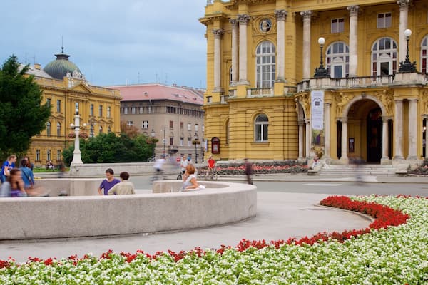 Teatro Nacional Croata ofreciendo patrimonio de arquitectura y también un pequeño grupo de personas