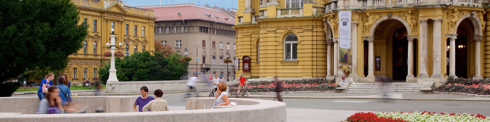 Teatro Nacional da Croácia que inclui arquitetura de patrimônio assim como um pequeno grupo de pessoas
