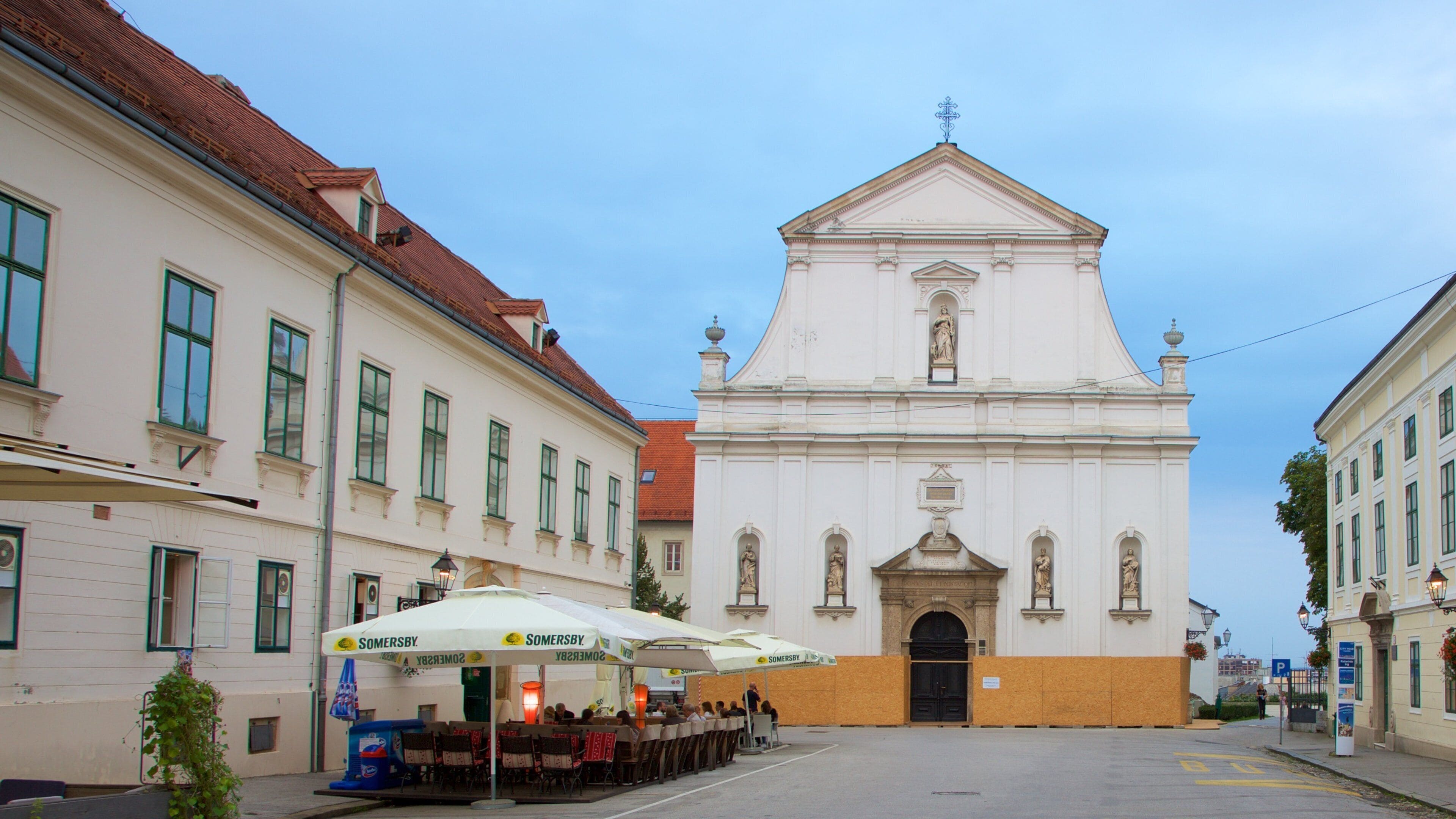 St. Catherine\'s Church som visar en kyrka eller katedral