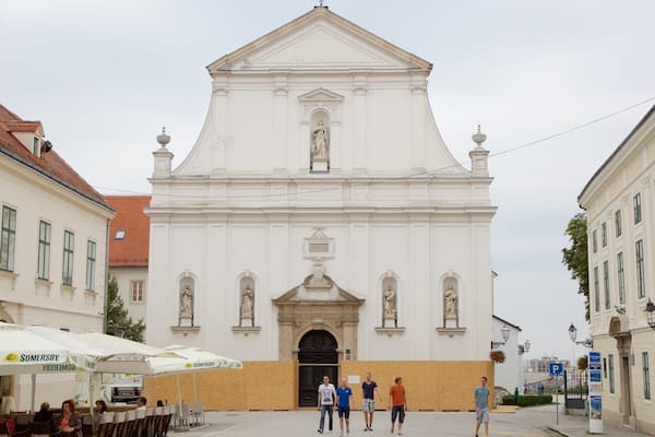 PyhÀn Katariinan kirkko featuring kirkko tai katedraali