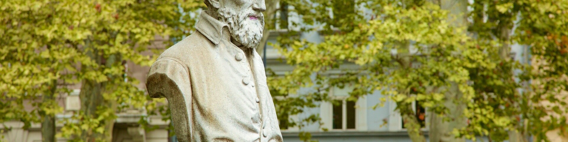 Zrinjevac showing a statue or sculpture and a memorial