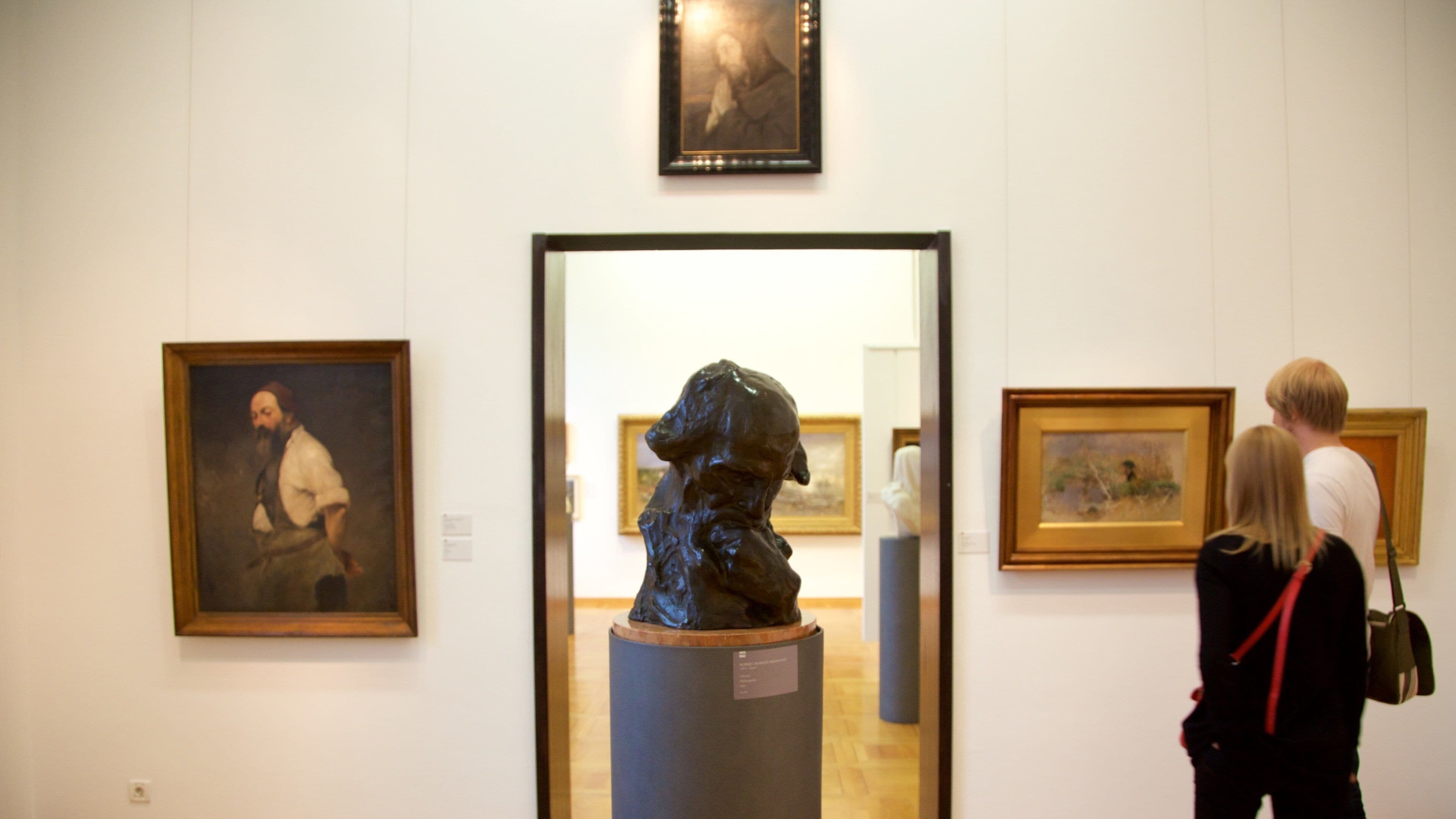 Modern Gallery mostrando arte assim como um casal