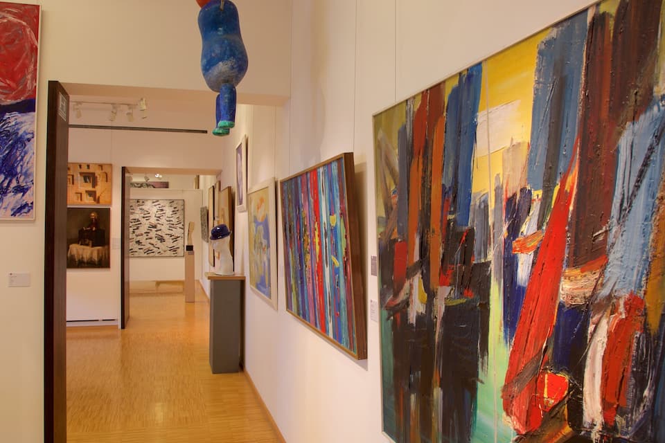 Una galeria d'art amb diverses pintures i escultures.