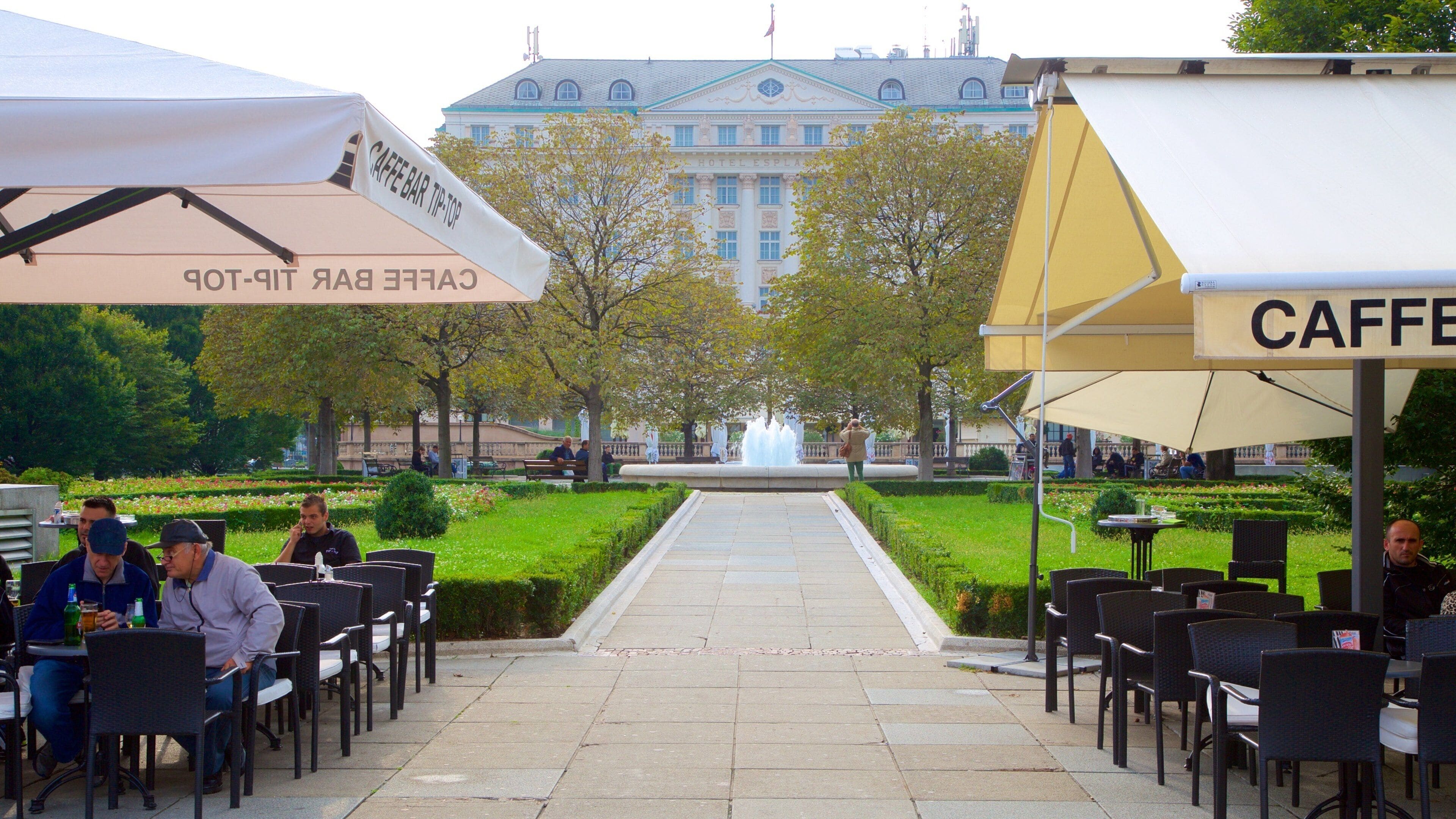 King Tomislav-plassen som viser hage, kafé og fjell