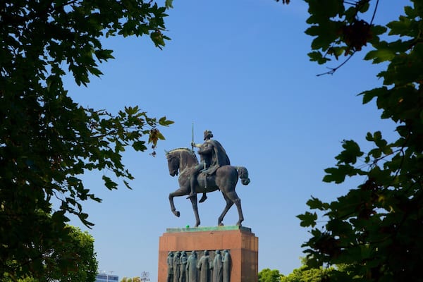 König-Tomislav-Platz mit einem Statue oder Skulptur und Gedenkstätte