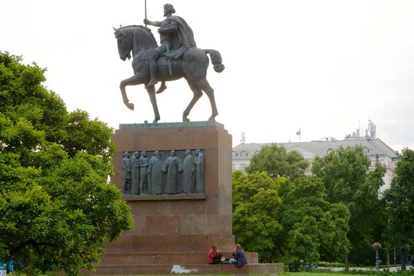 Place du roi Tomislav mettant en vedette une statue ou une sculpture, une place publique et un monument commémoratif