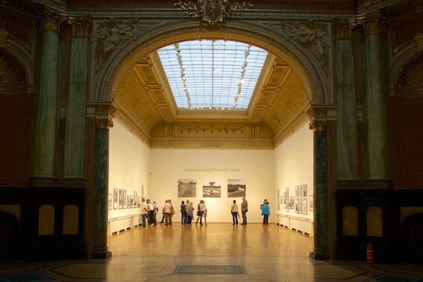 Pabellón de Arte que incluye vistas interiores y también un gran grupo de personas