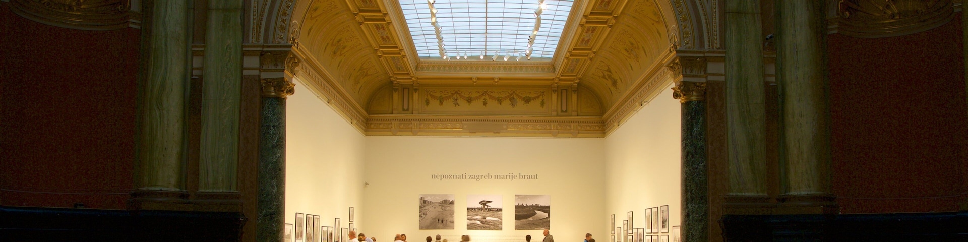 Pabellón de Arte ofreciendo vistas de interior y también un grupo grande de personas