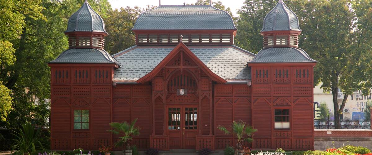 Botanical Garden which includes heritage architecture and a park