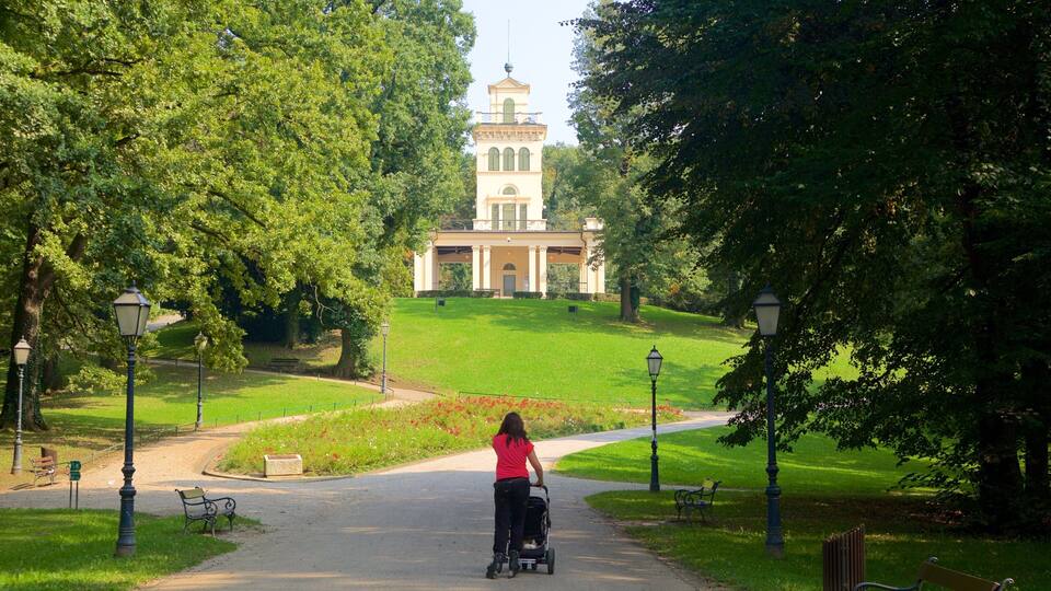 Parque Maksimir caracterizando arquitetura de patrimônio e um jardim assim como uma mulher sozinha