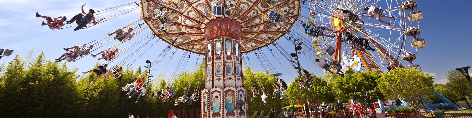 Parque de la Costa showing rides as well as a small group of people