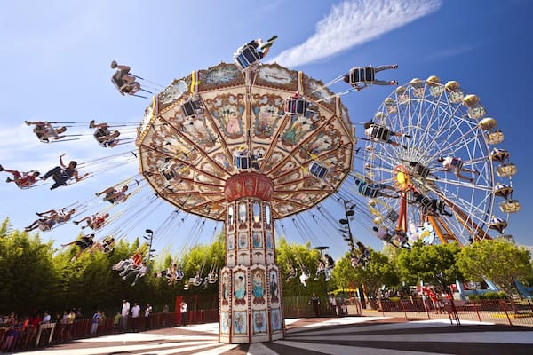 Parque de la Costa showing rides as well as a small group of people