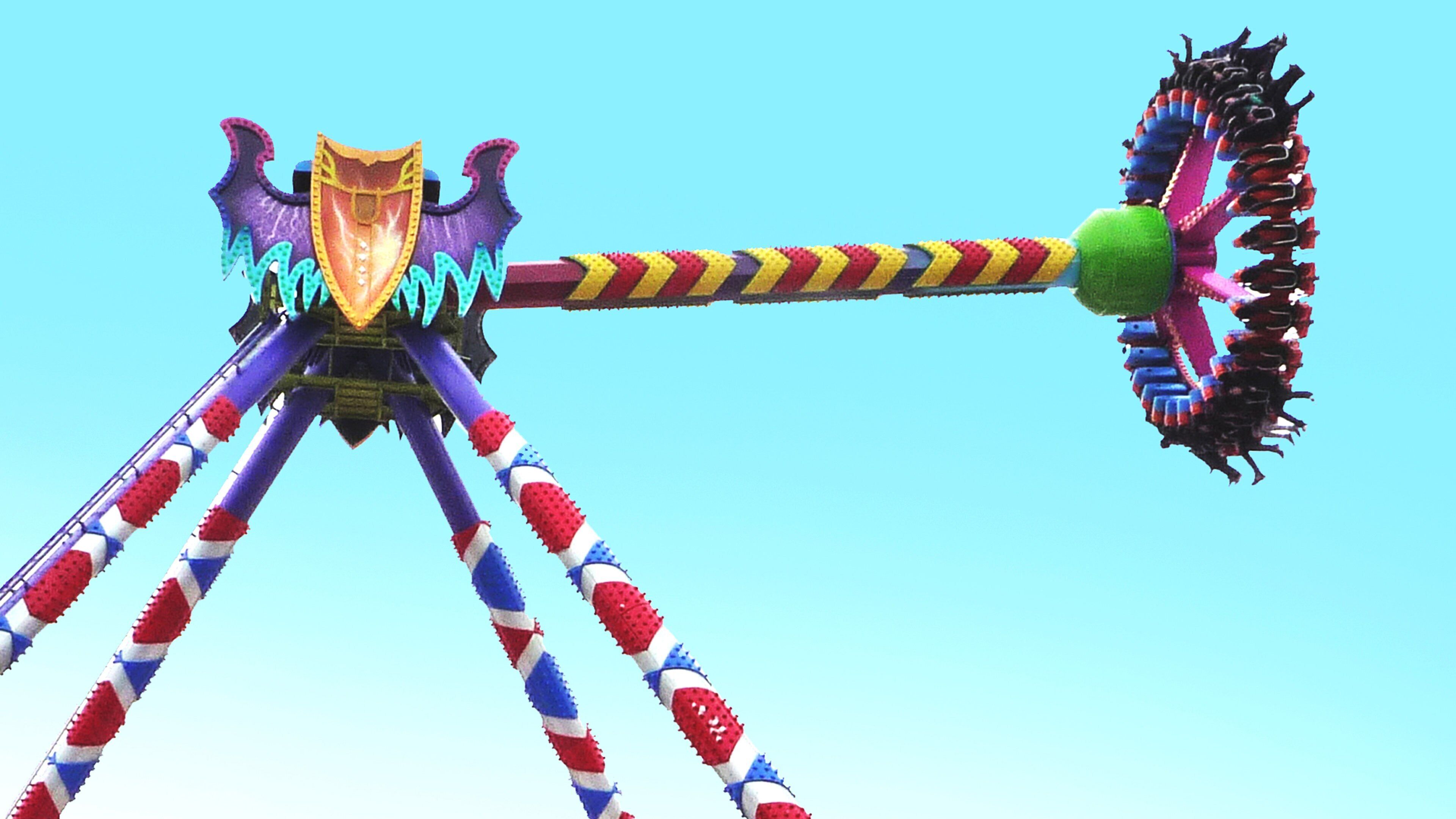 Parque de la Costa showing rides as well as a small group of people