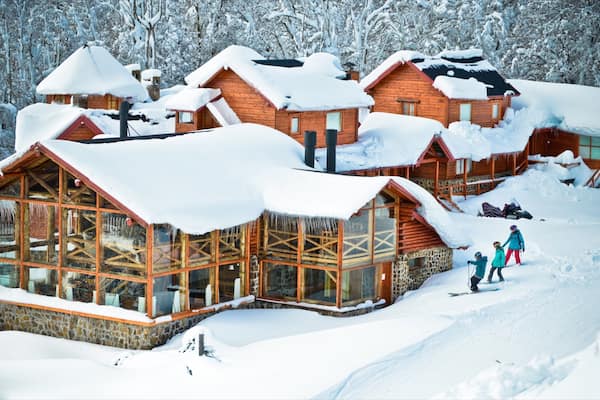 Station de ski Cerro Chapelco montrant hĂŽtel ou complexe de luxe, ski et neige