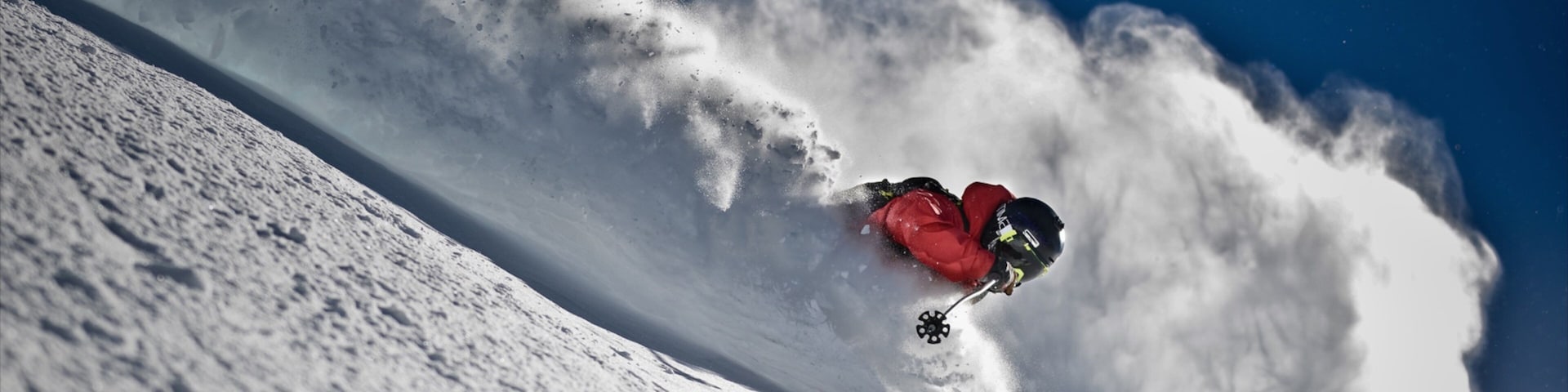 Estación de esquí Cerro Chapelco ofreciendo ski en la nieve y nieve y también un hombre