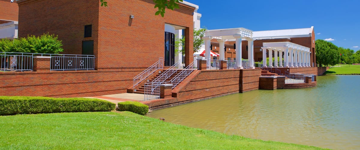 Montgomery Museum of Fine Arts ofreciendo un estanque y patrimonio de arquitectura