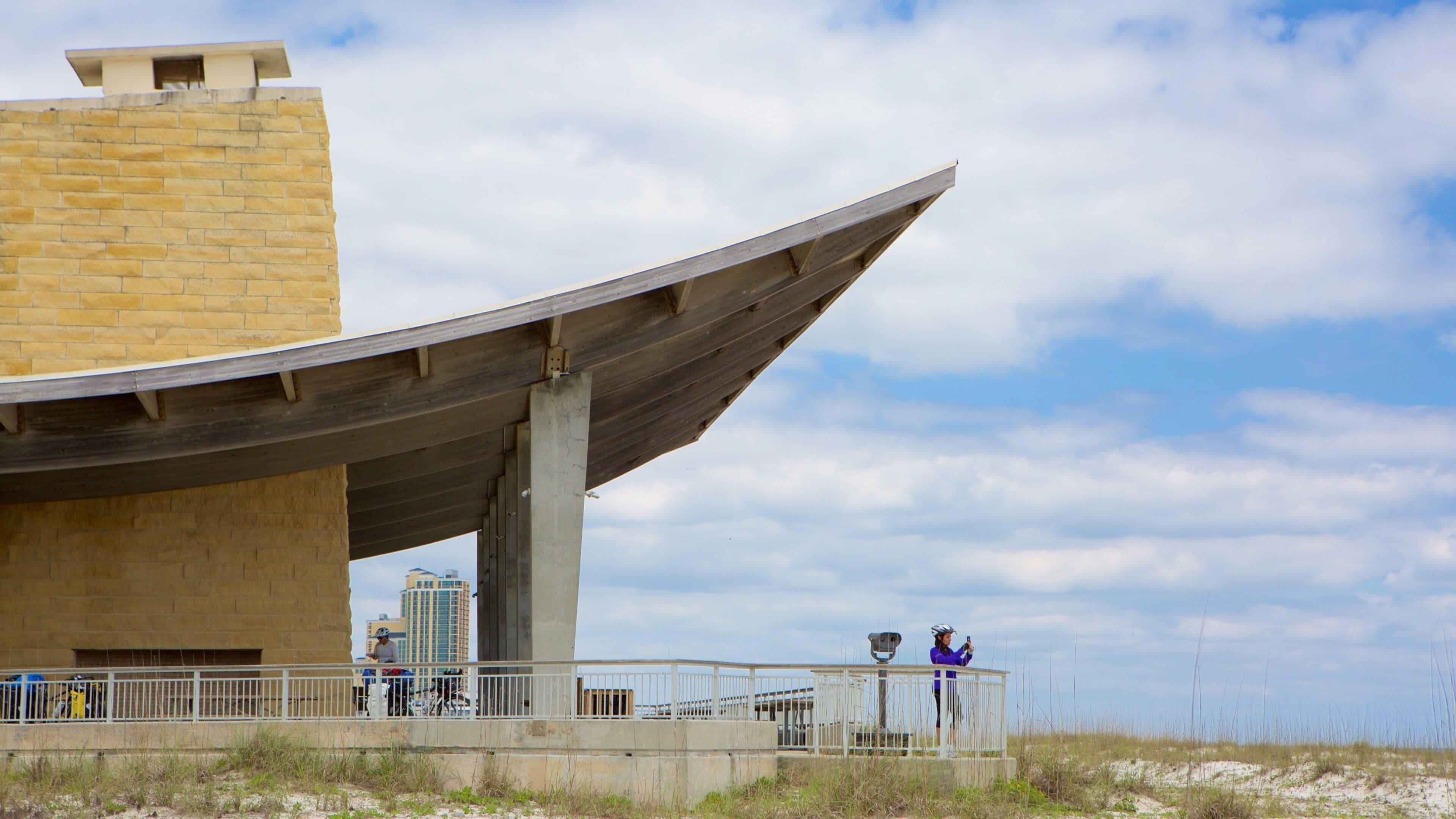 Gulf State Park que incluye vistas y arquitectura moderna