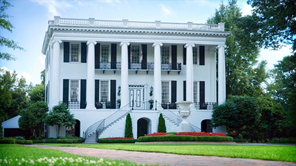 Tuscaloosa showing heritage architecture and a castle