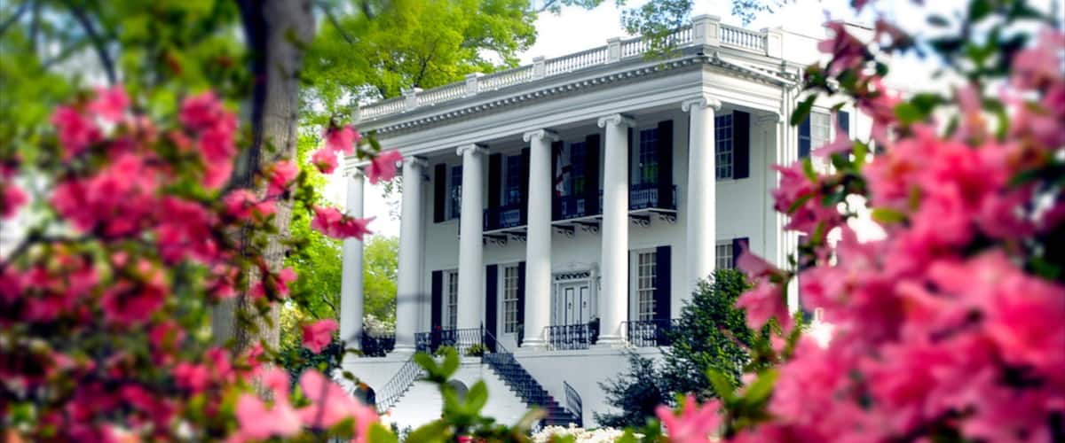 Tuscaloosa bevat historische architectuur, bloemen en kasteel of paleis